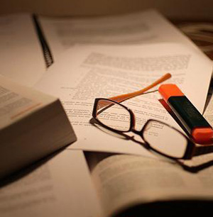 在微弱燈光下看書真的會(huì)傷眼睛嗎?