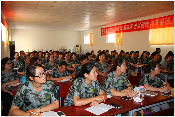 易視界伙伴們在認(rèn)真做著筆記