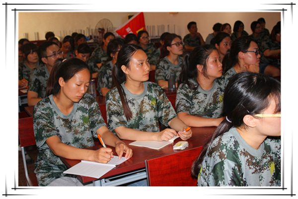 易視界伙伴們認(rèn)真聽講