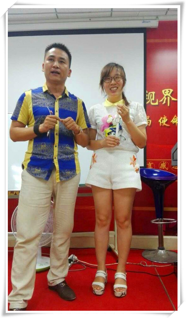 易視界表現(xiàn)優(yōu)秀的伙伴上臺領獎