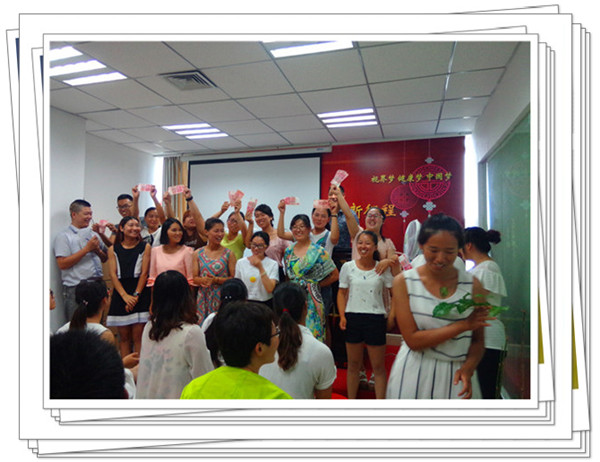 易視界獲勝的伙伴們上臺領獎