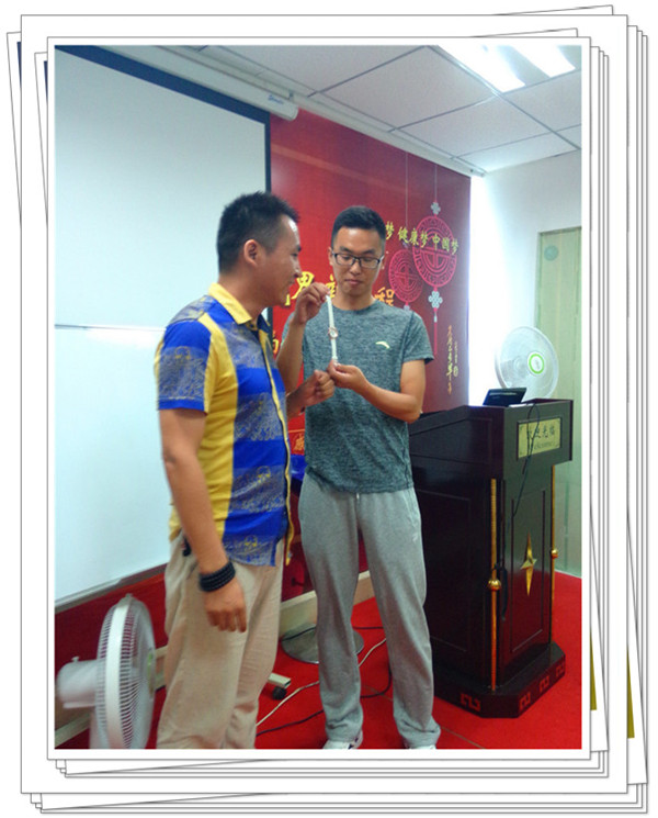 易視界獲獎(jiǎng)伙伴上臺(tái)領(lǐng)獎(jiǎng)