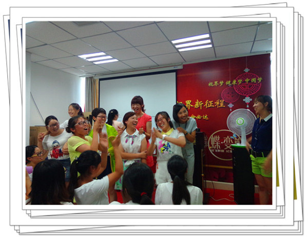 易視界表現(xiàn)優(yōu)秀的伙伴們上臺領獎