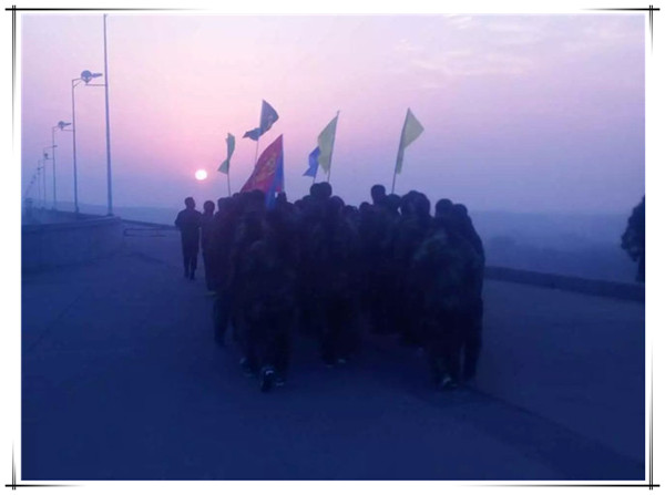 易視界精英們迎著太陽(yáng)奔跑