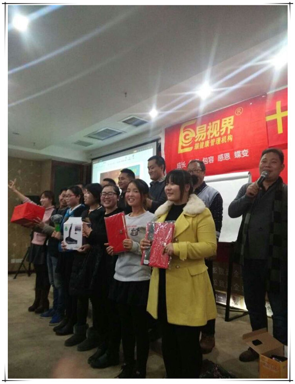 11月表現(xiàn)優(yōu)秀的優(yōu)秀小伙伴上臺領(lǐng)獎