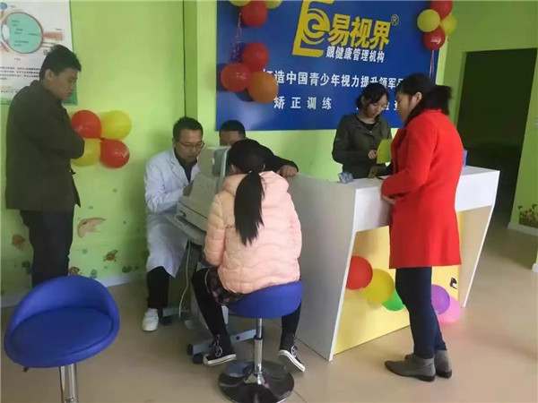 家長(zhǎng)們紛紛帶著孩子去易視界店面咨詢