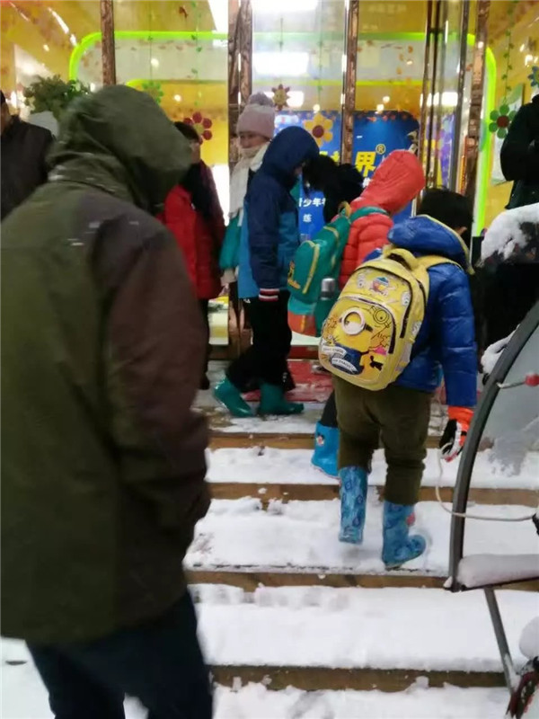 前往易視界店矯正的家長(zhǎng)和孩子們