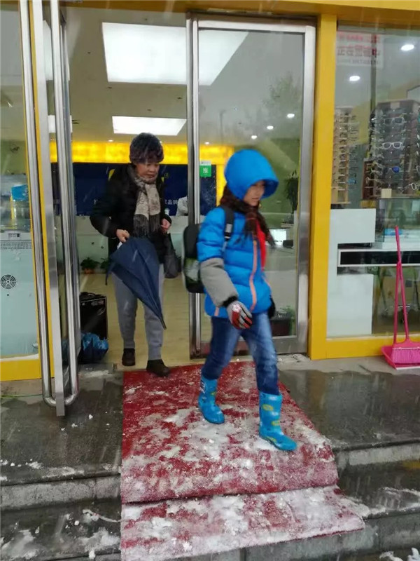 前往易視界店矯正的家長(zhǎng)和孩子們