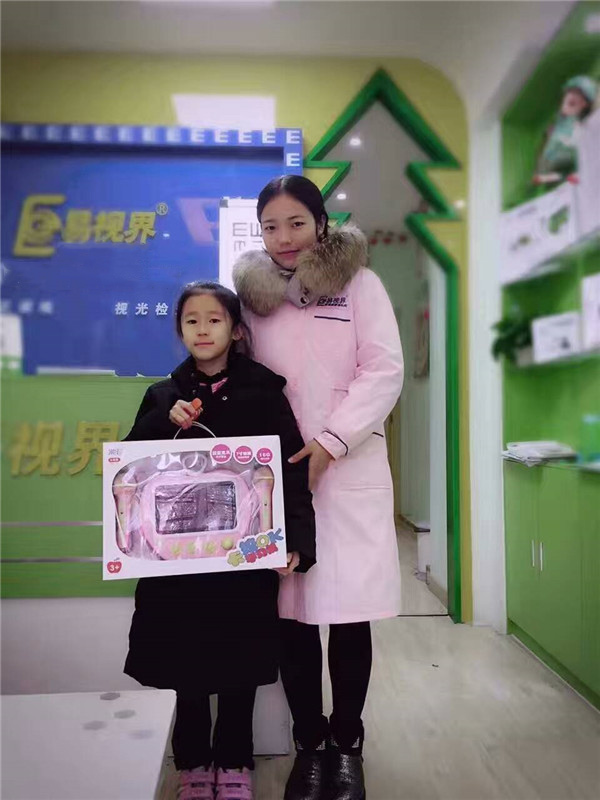 易視界護(hù)眼小明星獲獎?wù)呒褷N