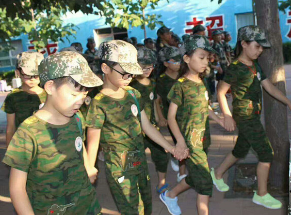 不讓任何伙伴掉隊(duì)，他們緊握對方的手前行