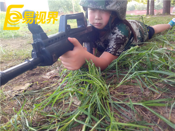 瞄準目標準備開火