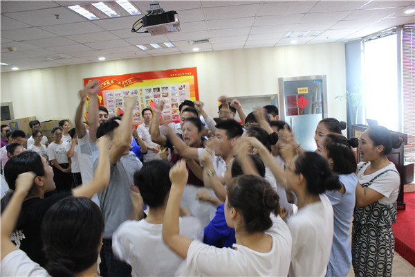 為了團(tuán)隊(duì)每個(gè)人都在奮力吶喊