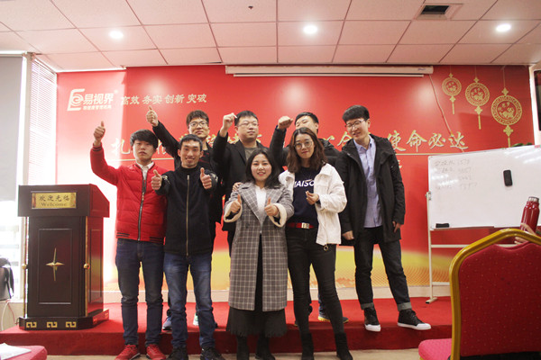 溫馨的團(tuán)隊(duì)合影