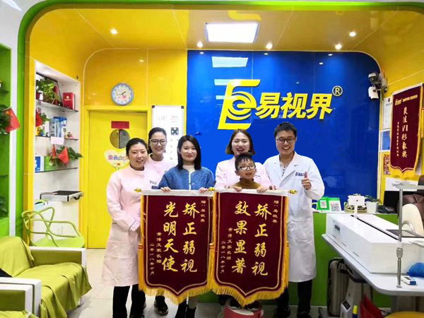 易視界文化店因?yàn)樾Ч嫣?收到家長贈(zèng)送錦旗表示感謝