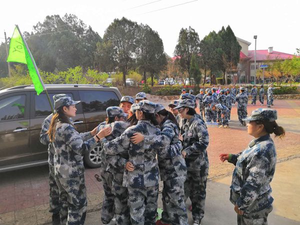 游戲環(huán)節(jié)中，大家齊心協(xié)作，群策群力