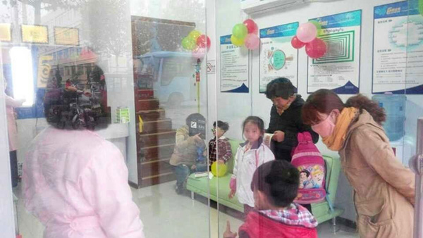 易視界薛城店試營(yíng)業(yè)家長(zhǎng)在店里咨詢