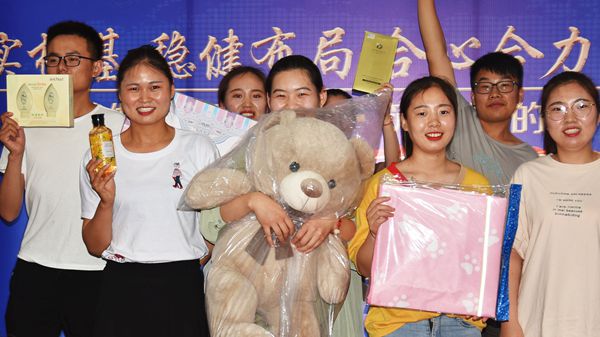 易視界5月份表現(xiàn)優(yōu)秀的伙伴上臺(tái)領(lǐng)取屬于自己的獎(jiǎng)品