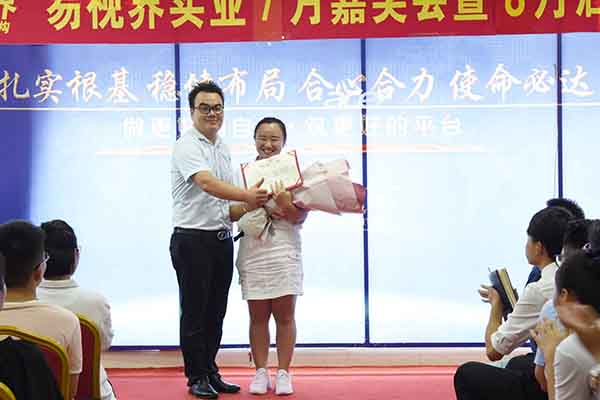 7月表現優(yōu)秀的小伙伴上臺領獎