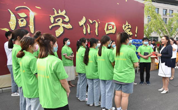 同學(xué)們認真聆聽校知名（郭媛副校長）講話