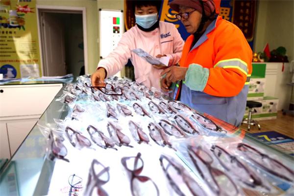 愛心聚焦！易視界300多副老花鏡暖了環(huán)衛(wèi)工人的心！