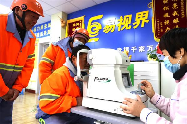 愛心聚焦！易視界300多副老花鏡暖了環(huán)衛(wèi)工人的心！