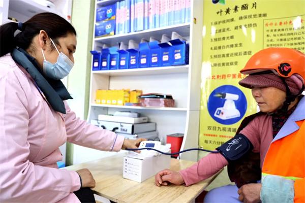 愛心聚焦！易視界300多副老花鏡暖了環(huán)衛(wèi)工人的心！