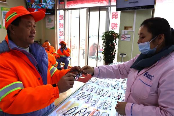 愛心聚焦！易視界300多副老花鏡暖了環(huán)衛(wèi)工人的心！
