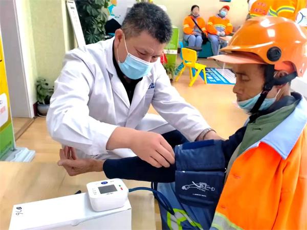 愛心聚焦！易視界300多副老花鏡暖了環(huán)衛(wèi)工人的心！