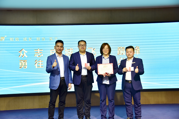 易視界2月開拓之師獲得者上臺領(lǐng)獎