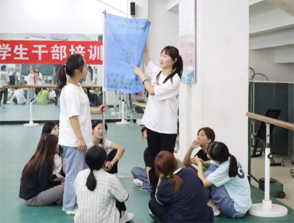 河南經(jīng)貿(mào)職業(yè)學院聯(lián)合易視界開展學生干部能力提升培訓