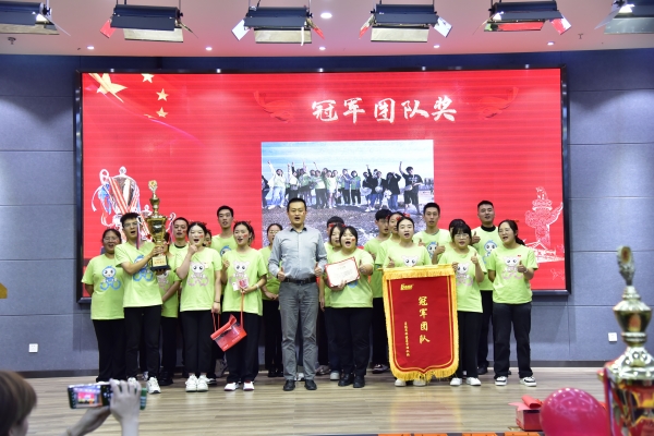 易視界九月冠軍團(tuán)隊(duì)獲得者上臺(tái)領(lǐng)獎(jiǎng)