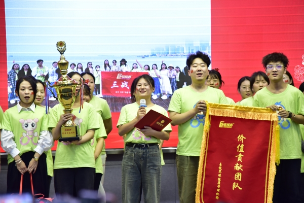 易視界九月價值貢獻戰(zhàn)區(qū)獲得者上臺領獎