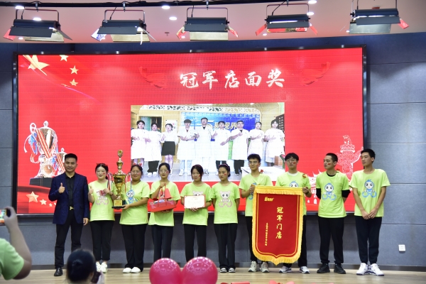 易視界九月冠軍門店獲得者上臺領獎