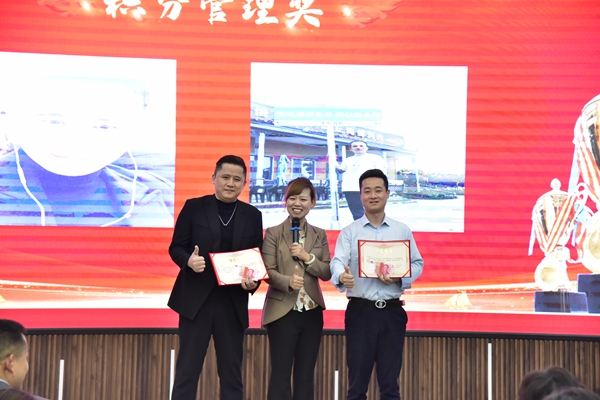 易視界2024年3月積分管理獎(jiǎng)獲得者上臺(tái)領(lǐng)獎(jiǎng)