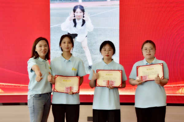 易視界2024年4月店務(wù)標(biāo)兵和技術(shù)標(biāo)兵獲得者上臺領(lǐng)獎