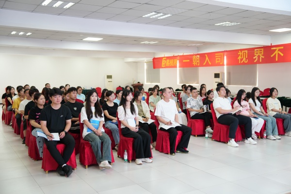 認真聆聽易視界老師的講解