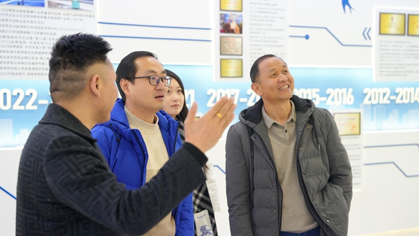 阿呆貓數(shù)字科技集團(tuán)董事長(zhǎng)陳達(dá)偉一行參觀(guān)易視界