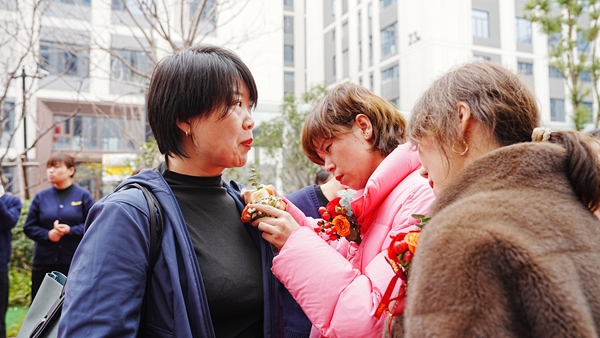 易視界小伙伴為客戶戴胸花