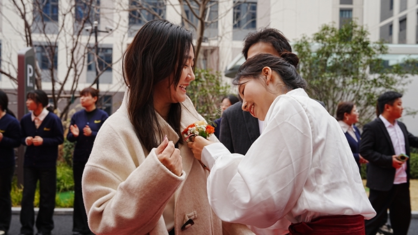 易視界小伙伴為客戶戴胸花