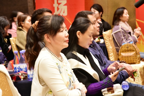 易視界17載感恩如光同行共同守護清晰視界圖集