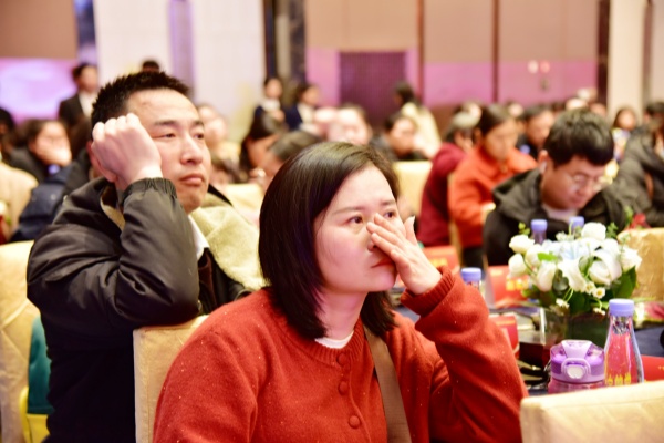 易視界17載感恩如光同行共同守護清晰視界客戶答謝會圖集