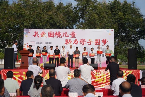 易視界公益行 關(guān)愛困境兒童助力學(xué)子圓夢(mèng)