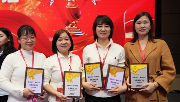 易視界2026星級門店獎獲得者上臺領(lǐng)獎