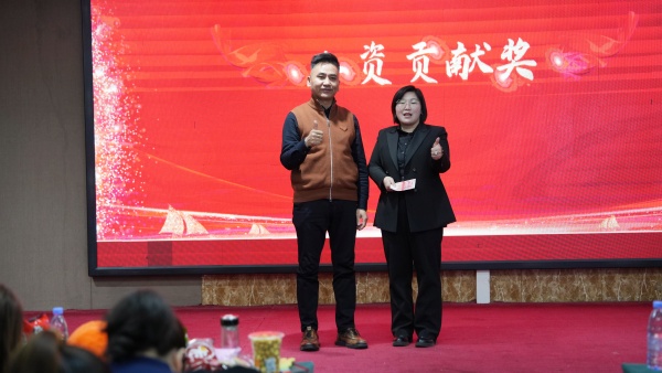 易視界2025年12月份人資貢獻(xiàn)獎獲得者上臺領(lǐng)獎