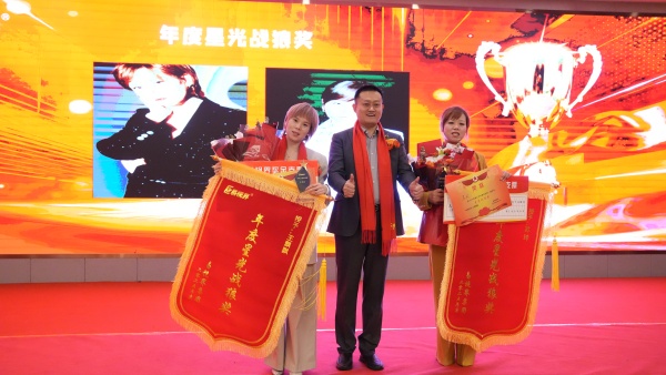 易視界2025年度星光戰(zhàn)狼獎(jiǎng)獲得者上臺(tái)領(lǐng)獎(jiǎng)