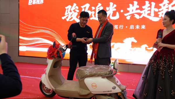 易視界終極大獎(jiǎng)電動(dòng)車得主上臺(tái)領(lǐng)獎(jiǎng)