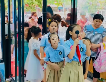 易視界店內(nèi)孩子們在排隊測視力